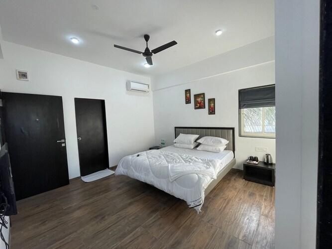 Sunny Executive, Satara Deluxe Room 4