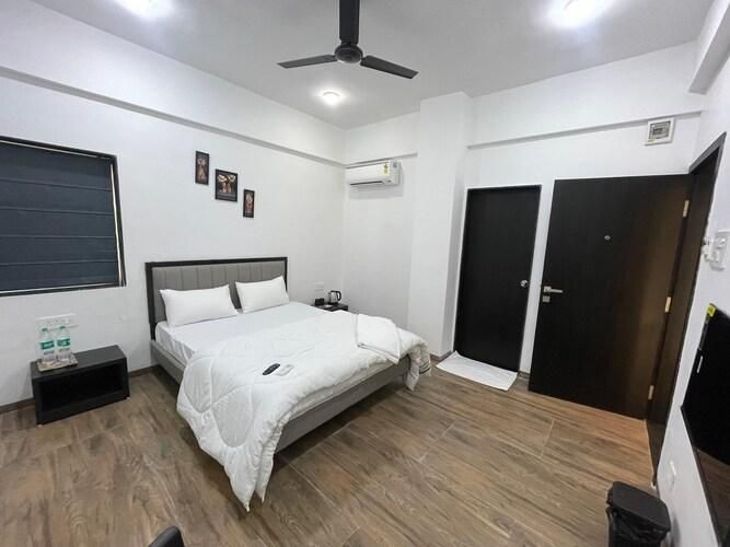 Sunny Executive, Satara Deluxe Room 5