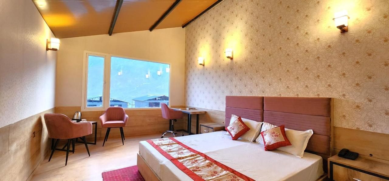 Cozy Queen Mountain view