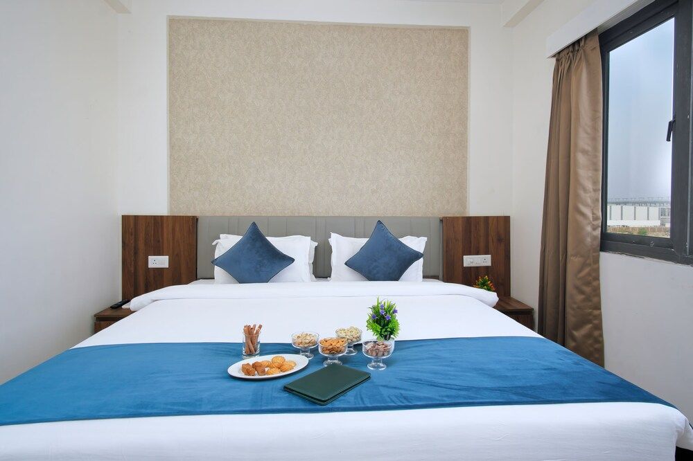 PRIDE ELITE BECHARAJI Deluxe Twin Room 3