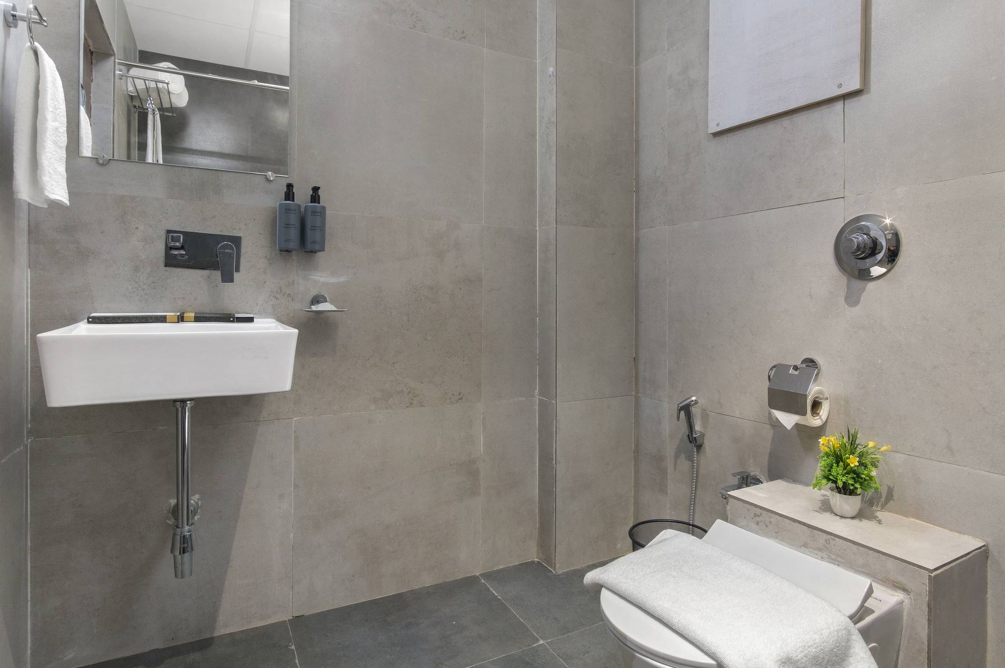 PRIDE ELITE BECHARAJI Deluxe Room 5