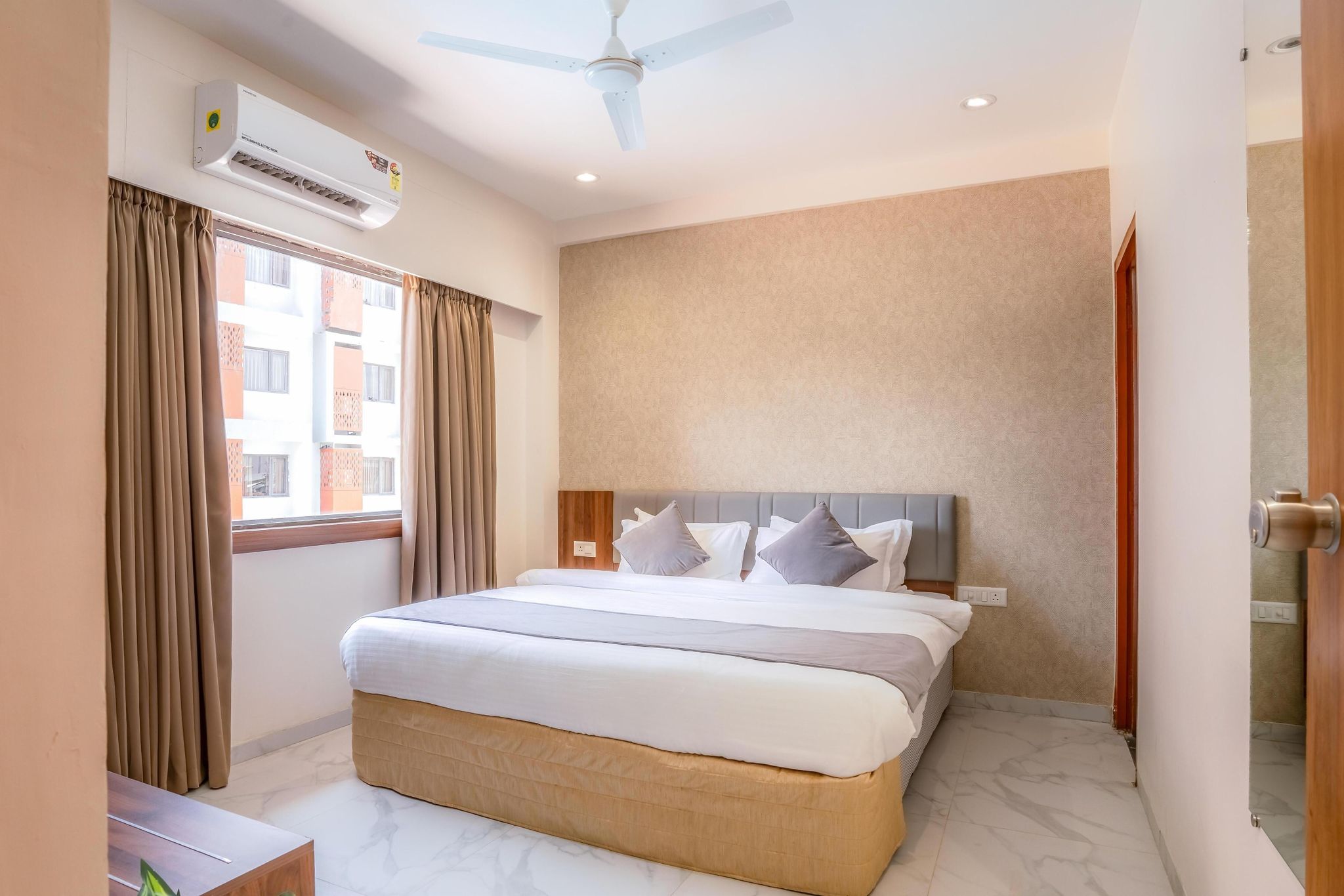 PRIDE ELITE BECHARAJI Deluxe Twin Room 4