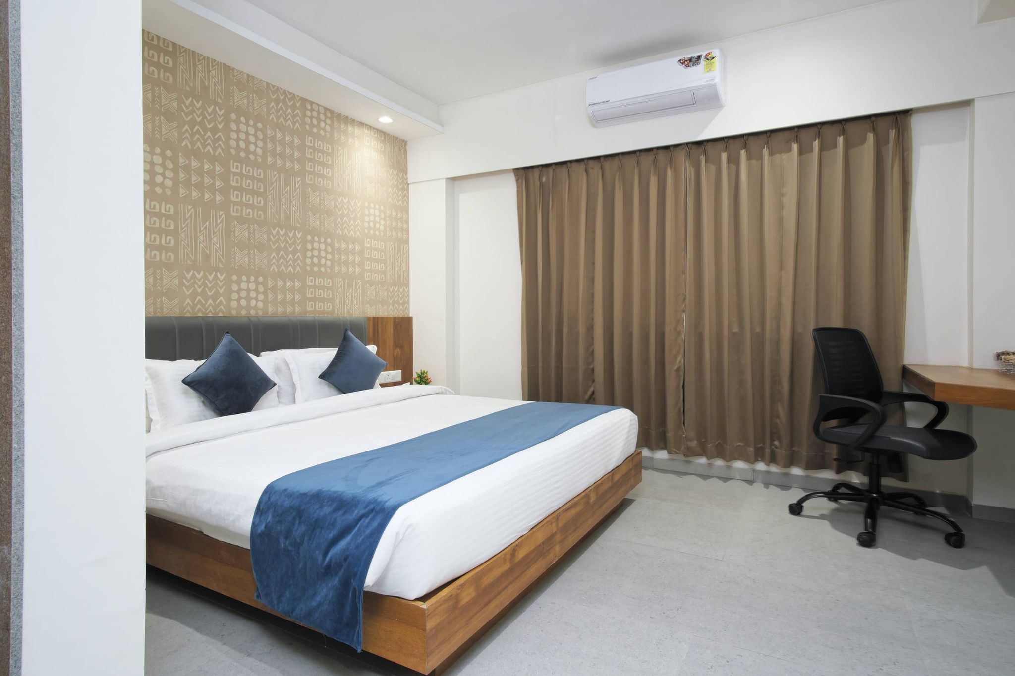 PRIDE ELITE BECHARAJI Deluxe Room