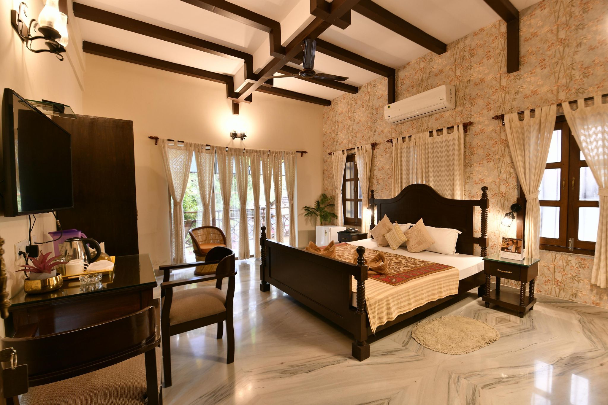 Suite Room with Free Wifi & Workdesk