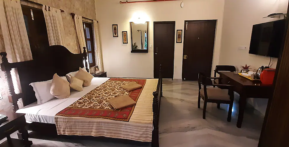 Suite Room with Free Wifi & Workdesk