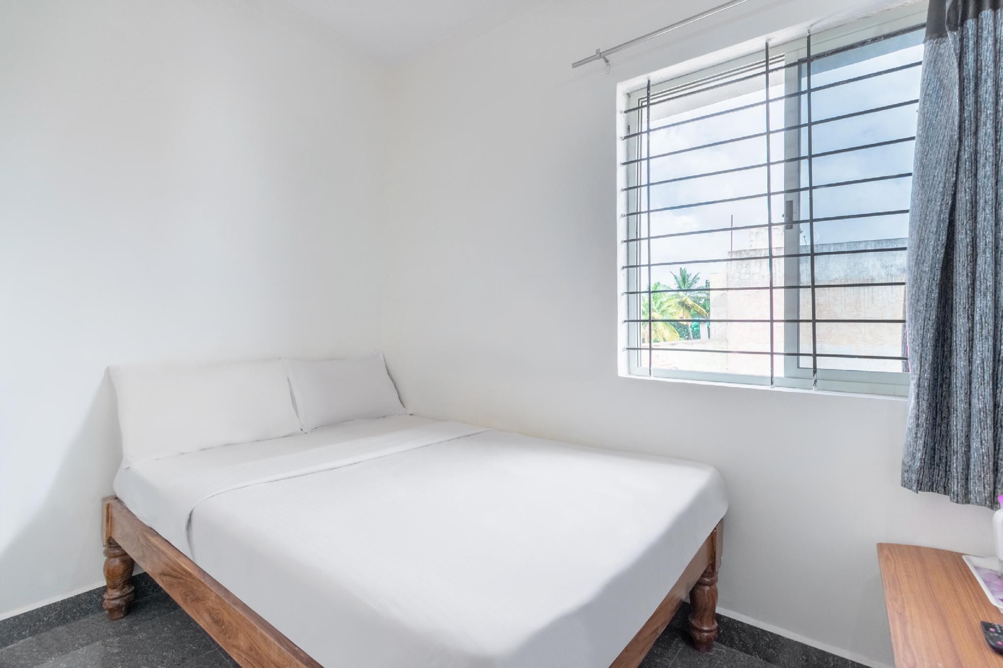 SPOT ON Room without Air Conditioning