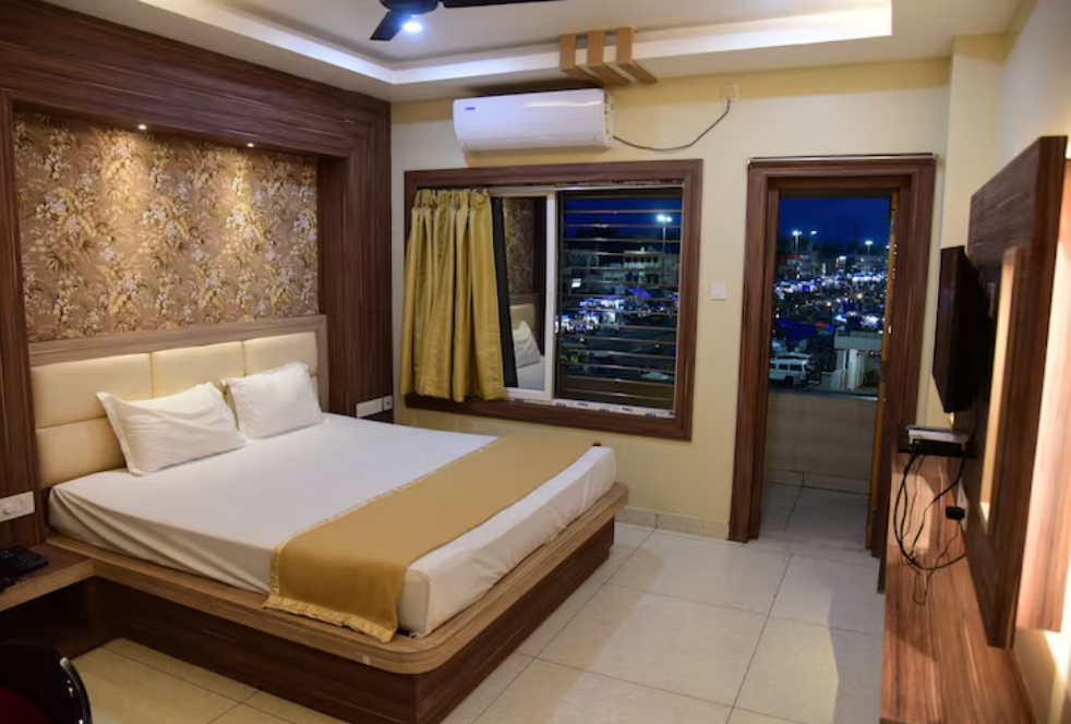 Hotel Guru Estate Super Deluxe Double Bed AC
