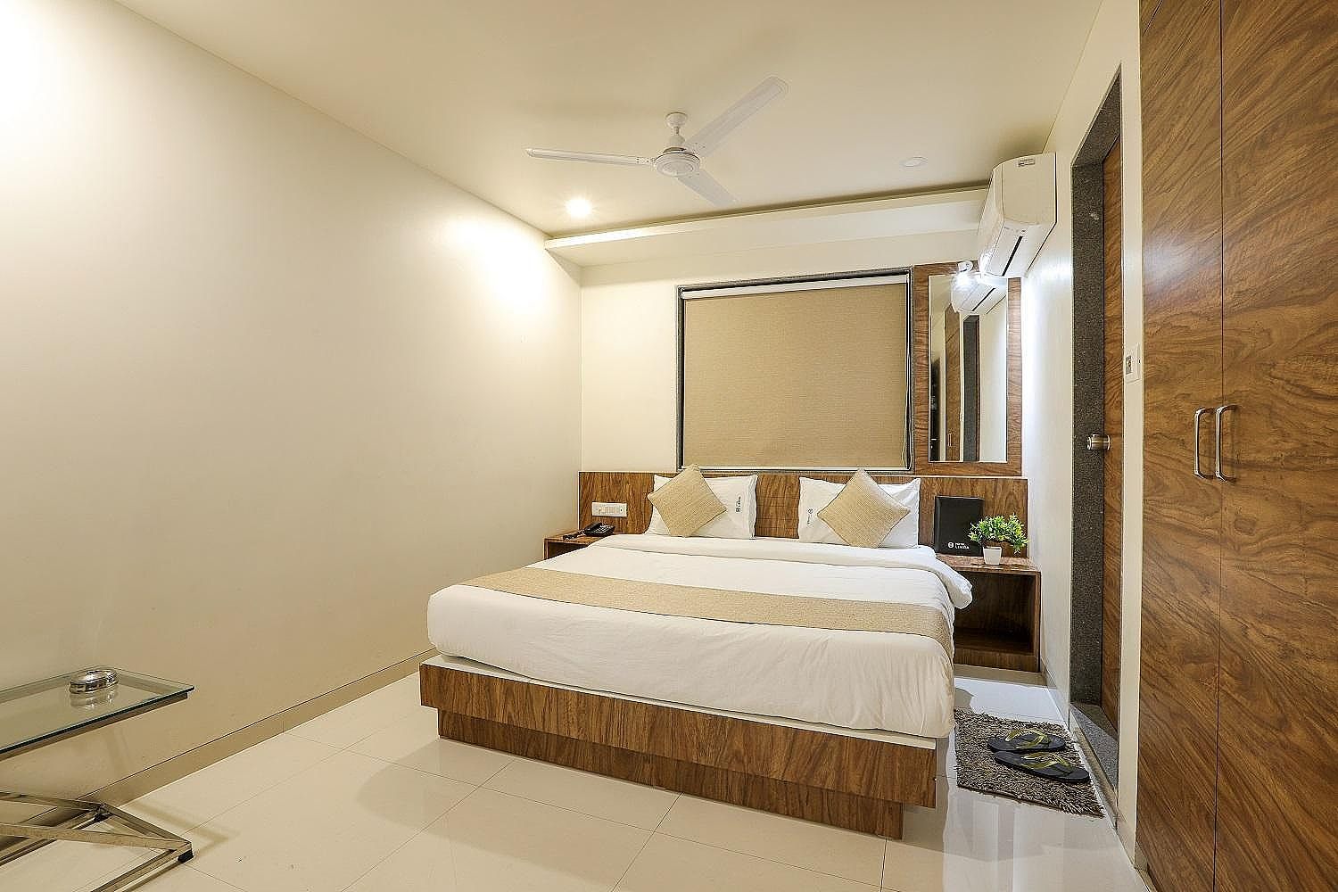 Deluxe Double or Twin Room, Smoking (1 Queen Bed)