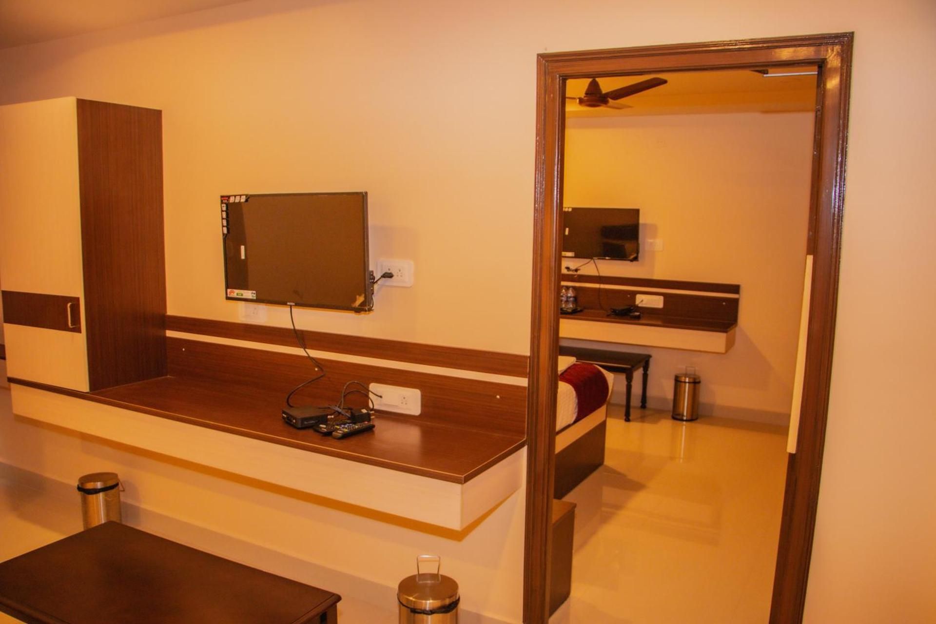 Shared lounge/TV area