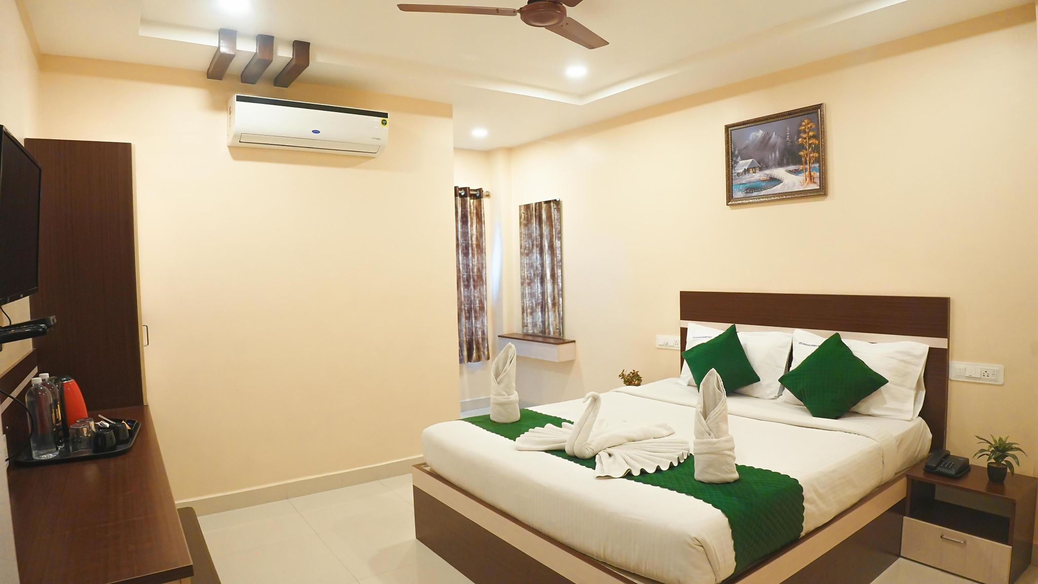 Deluxe king with Mountain View