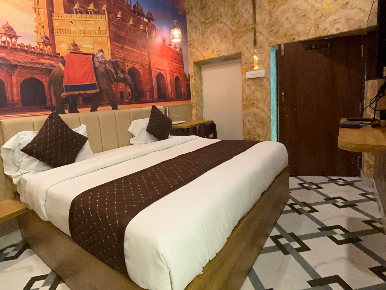 Hotel Ambassador Deluxe Room 7