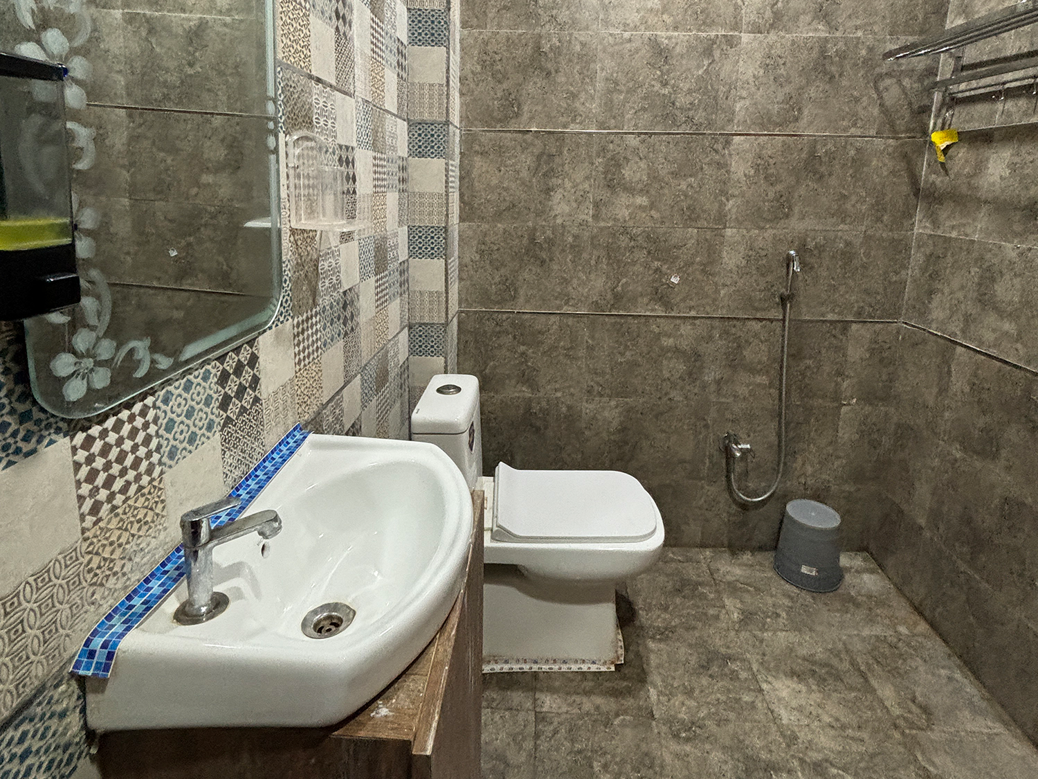 Hotel Ambassador Deluxe Room 8