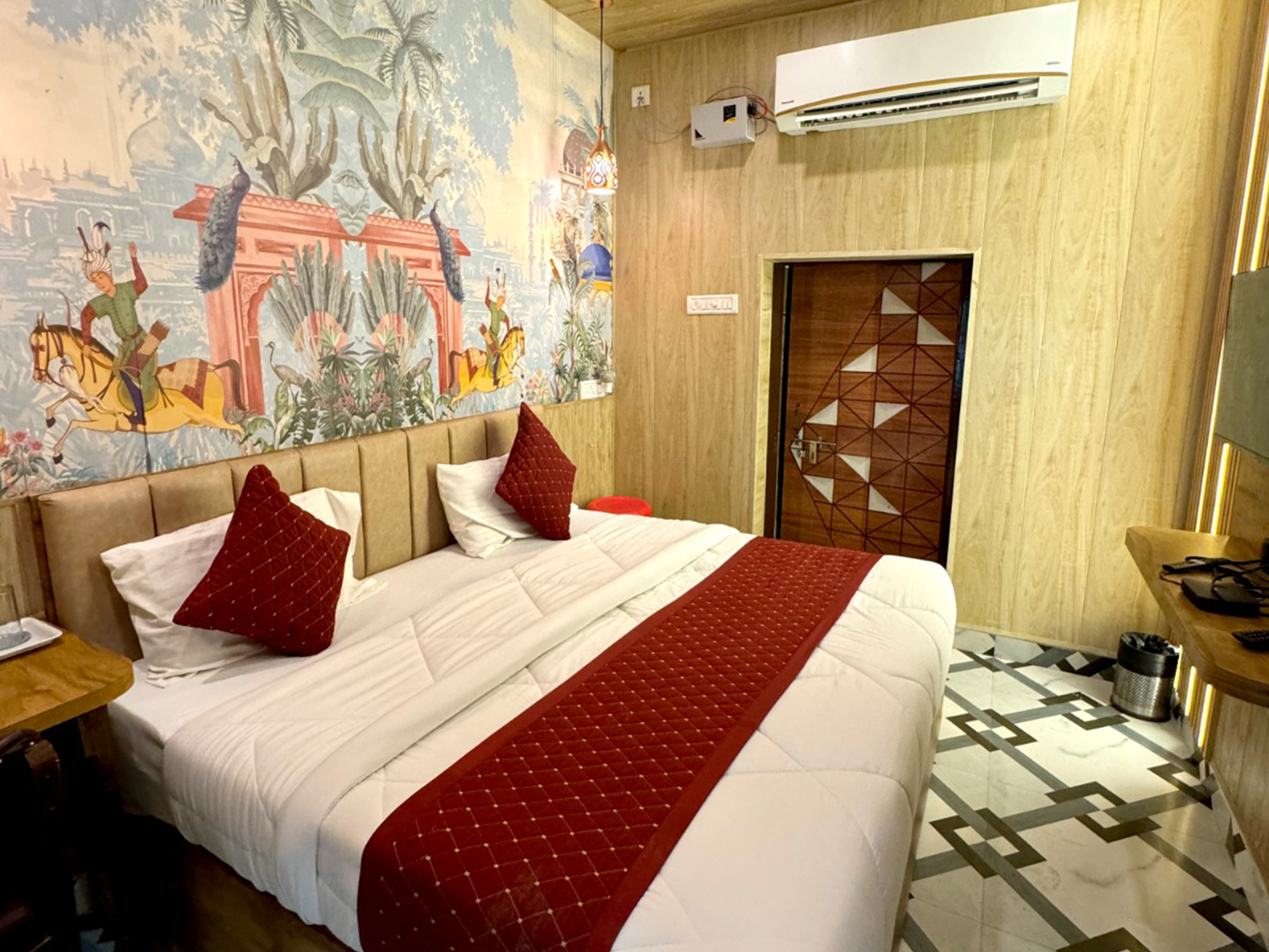 Hotel Ambassador Deluxe Room 6