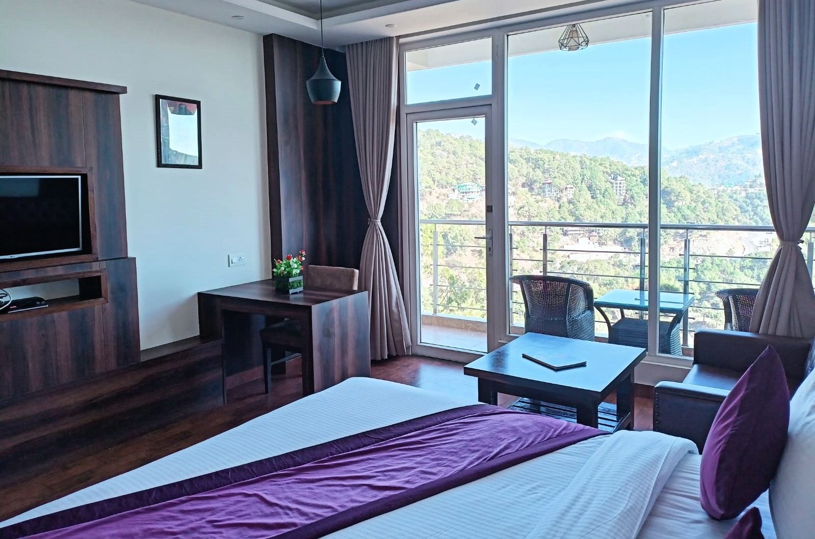 Kasauli Windsor Resorts Super Deluxe AC Room With Balcony Valley View 4