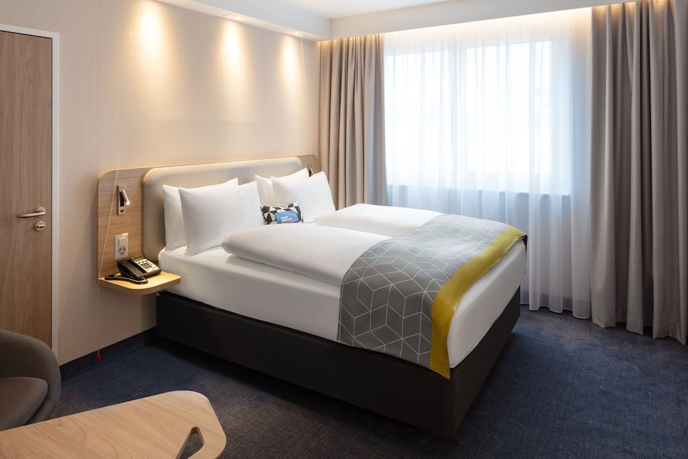 Standard Room, 1 Queen Bed (Free Breakfast)
