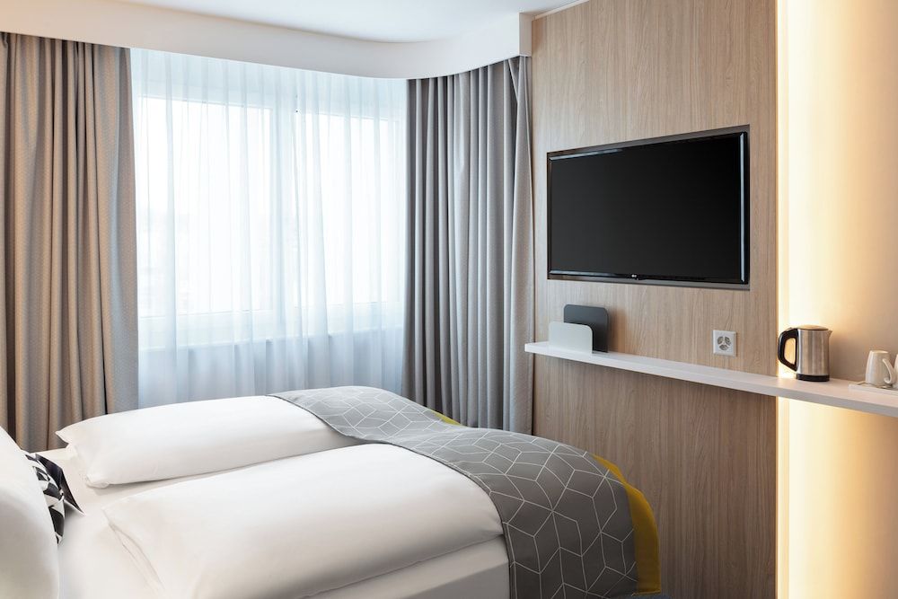 Standard Room, 1 Queen Bed (Free Breakfast)