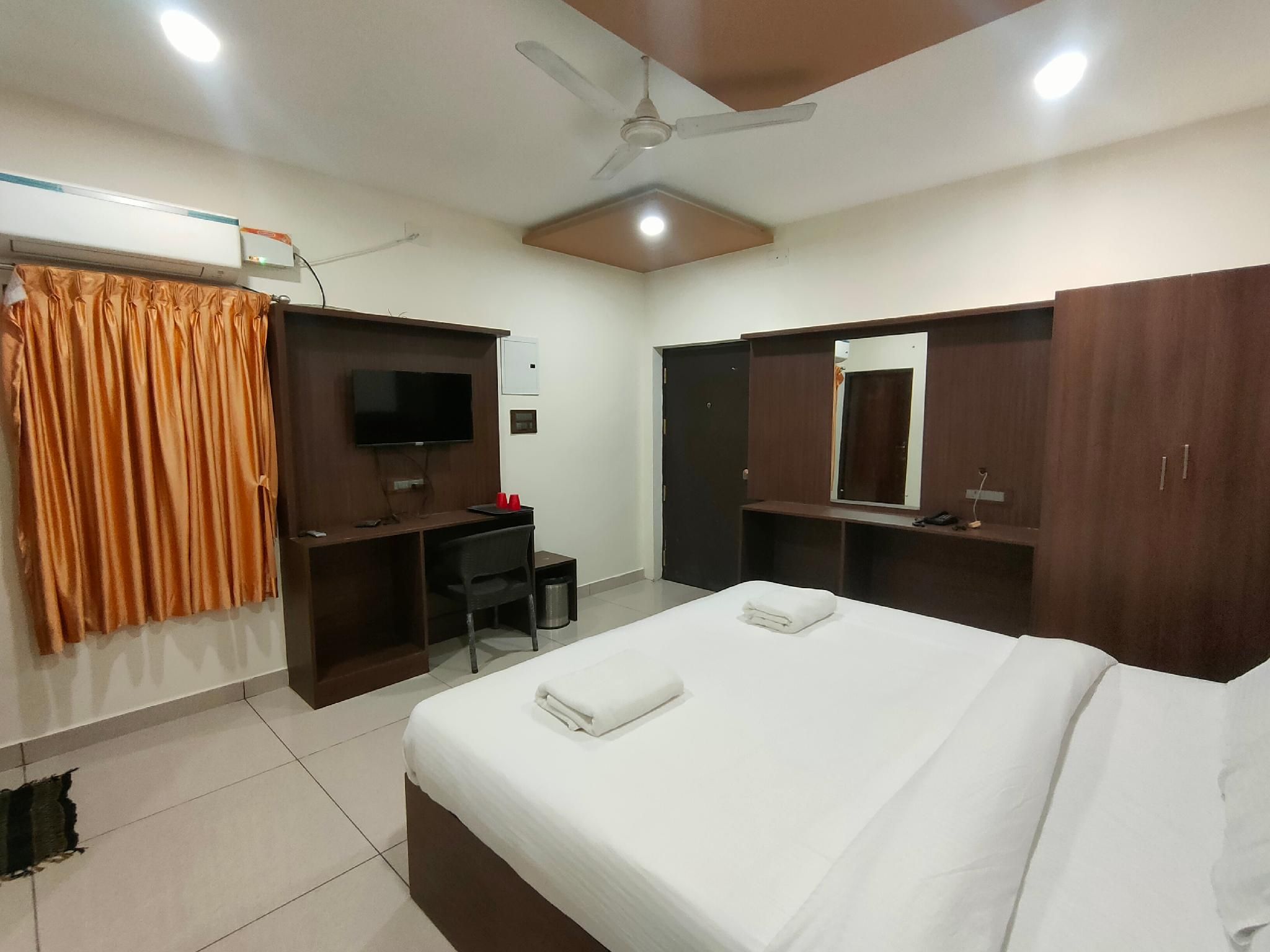 Srirengavilasam Elite - Srirangam Family Suite for 4 People - Bed Type Randomly Selected 5