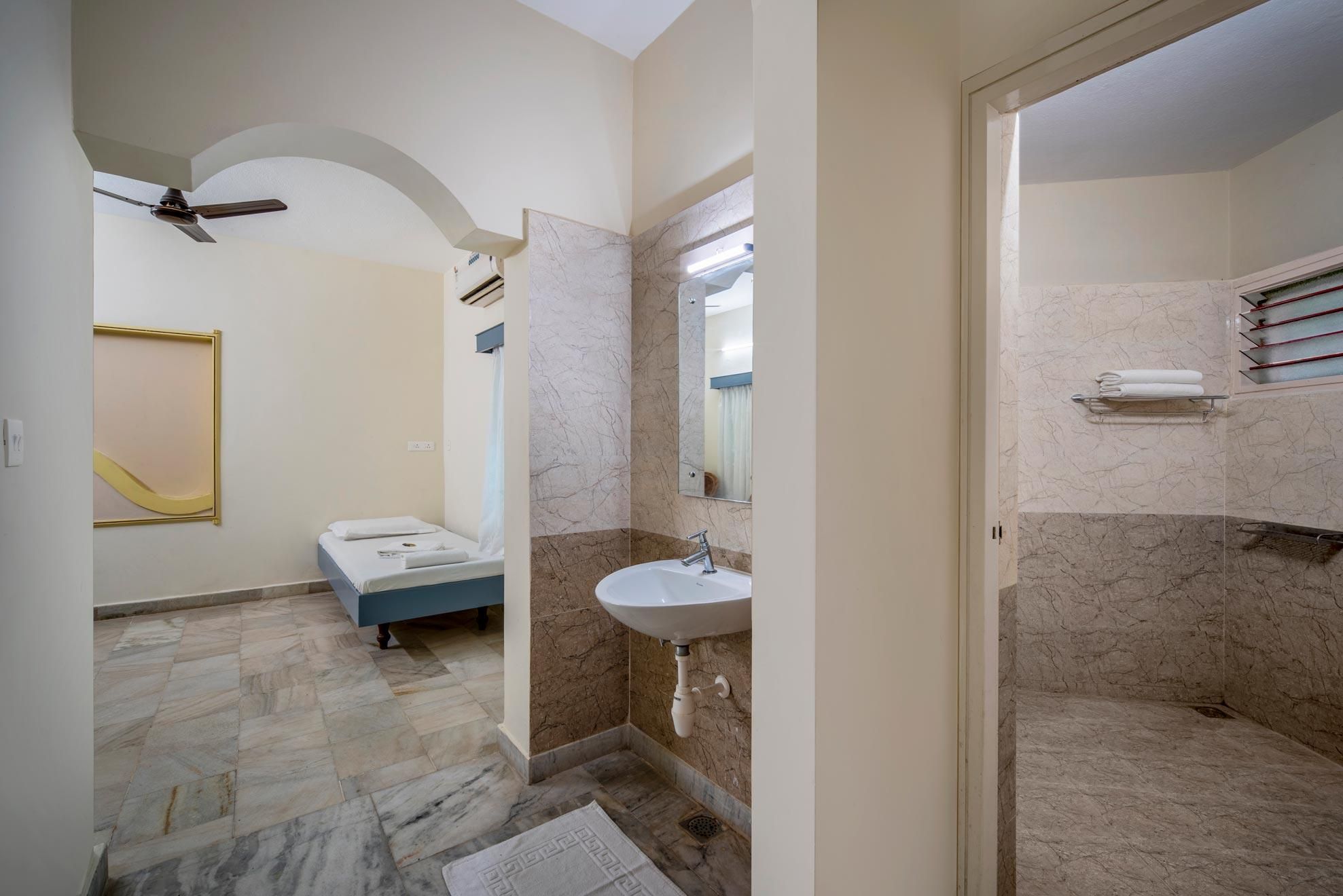 Hotel Sadhabishegam - Vaitheeswarankoil Comfort Room with Double Bed and Single Bed Non Smoking 2