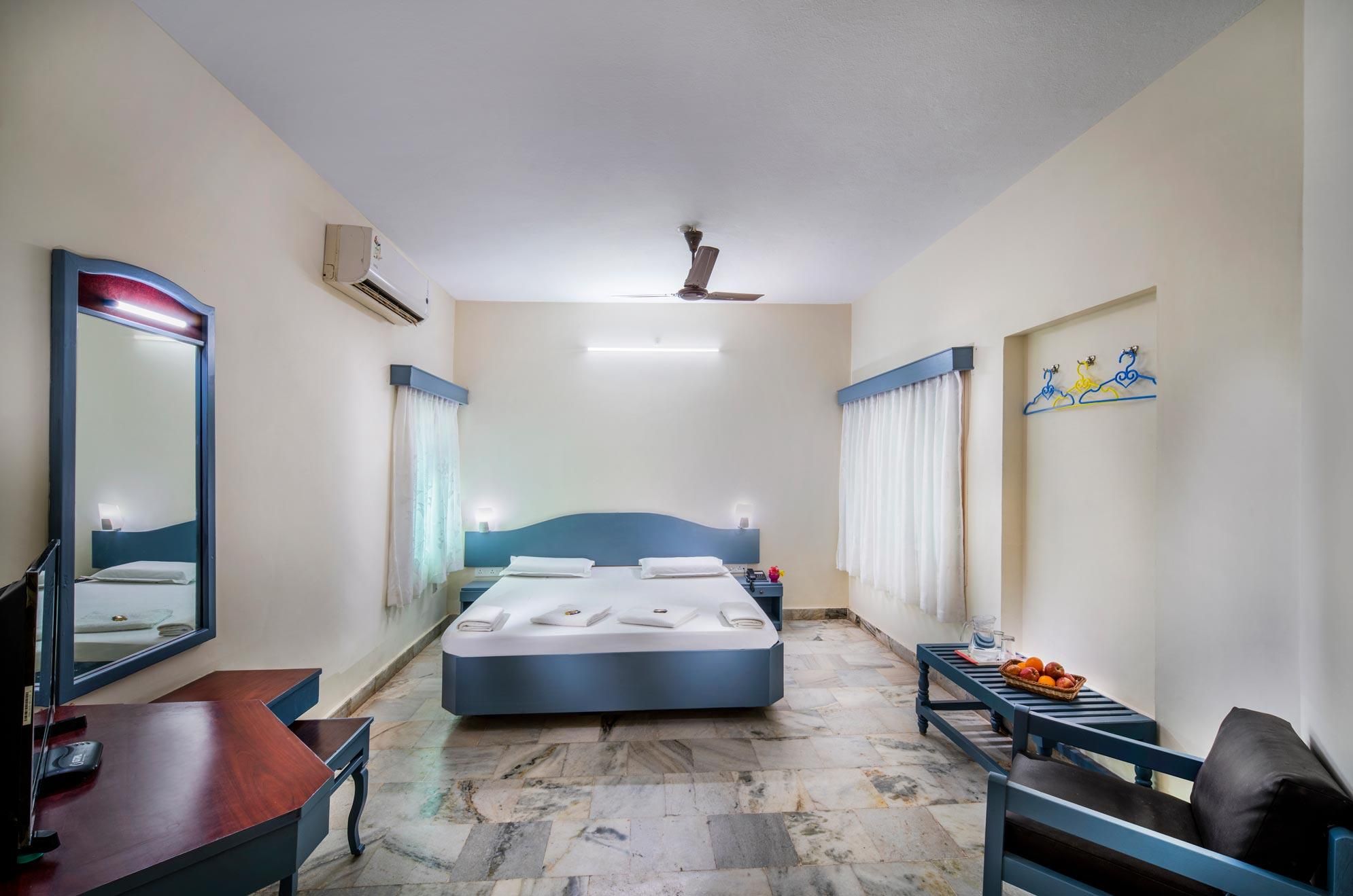 Hotel Sadhabishegam - Vaitheeswarankoil Comfort Room with Double Bed and Single Bed Non Smoking