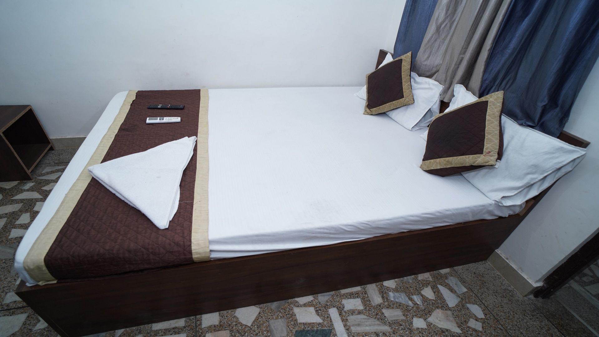 Hotel Apoorv Deluxe Non AC Room 8