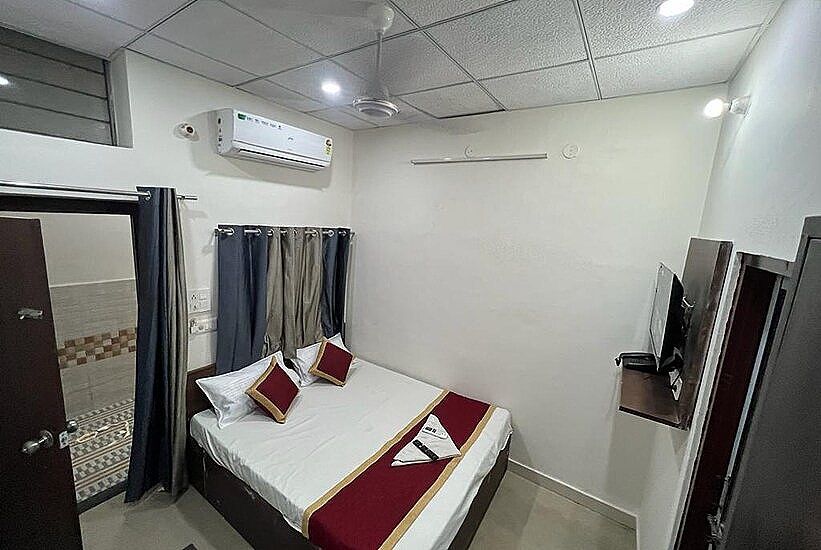 Hotel Apoorv Deluxe Non AC Room 5