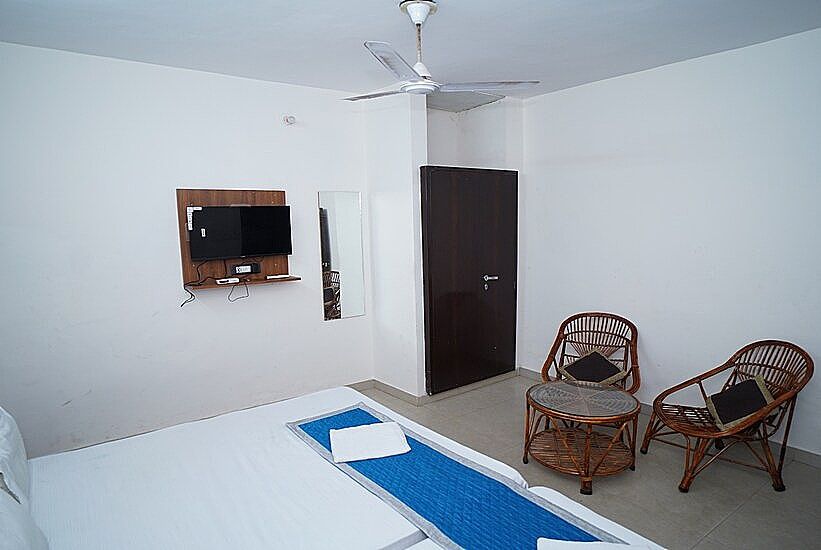Hotel Apoorv Deluxe Non AC Room 4