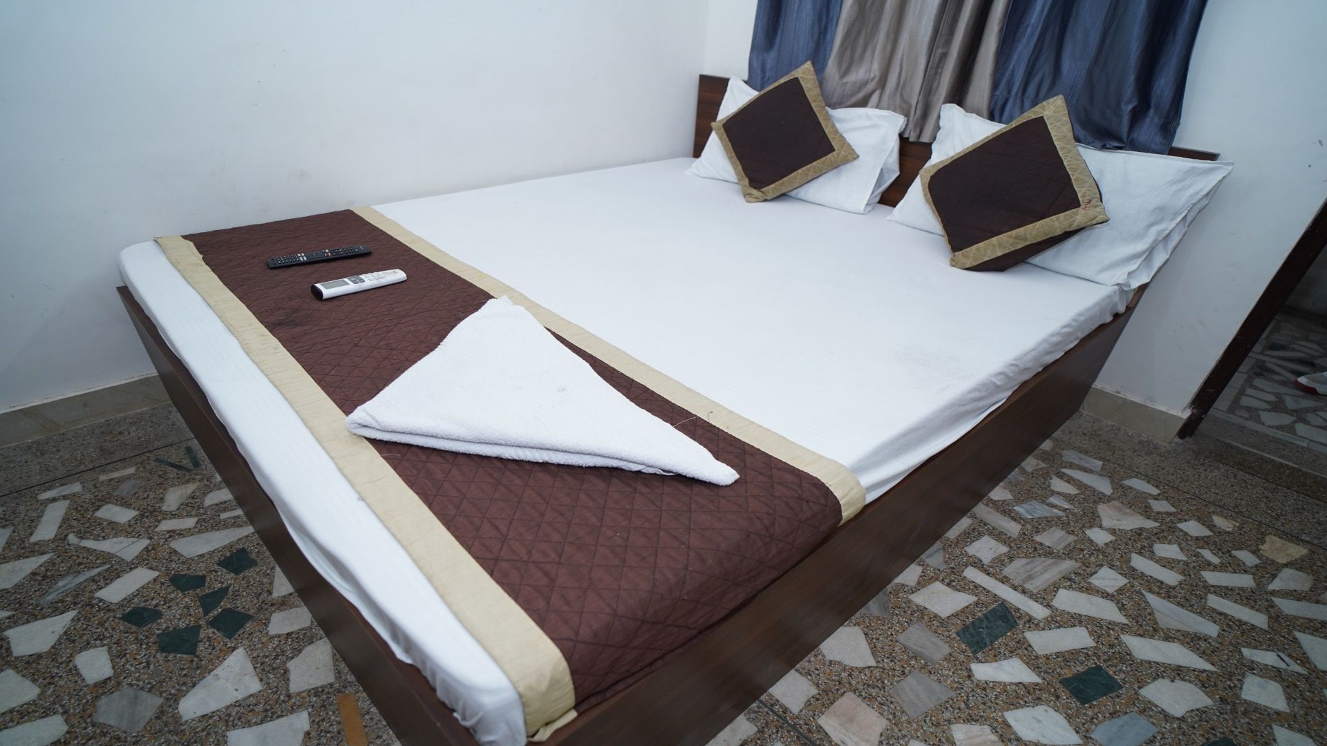 Hotel Apoorv Deluxe Non AC Room 2