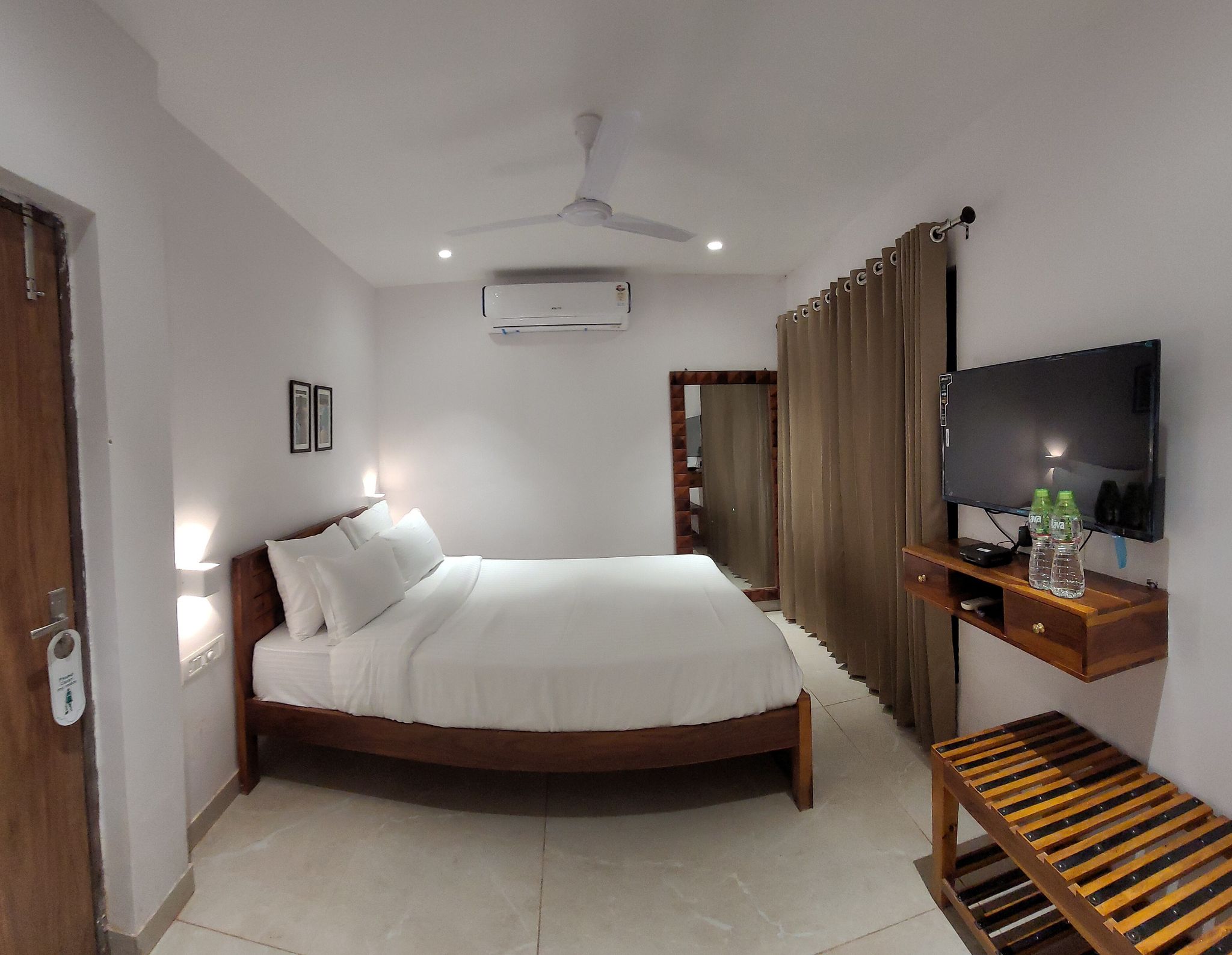 Aura White Cottage Room with Balcony