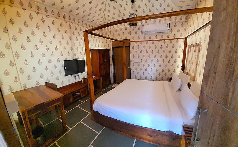 Aura White Cottage Room with Balcony