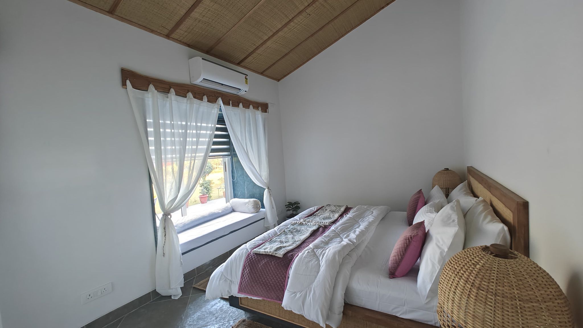 Kings Crown ( Aakda ) - Modern Cottage With Open Air Shower & Garden View