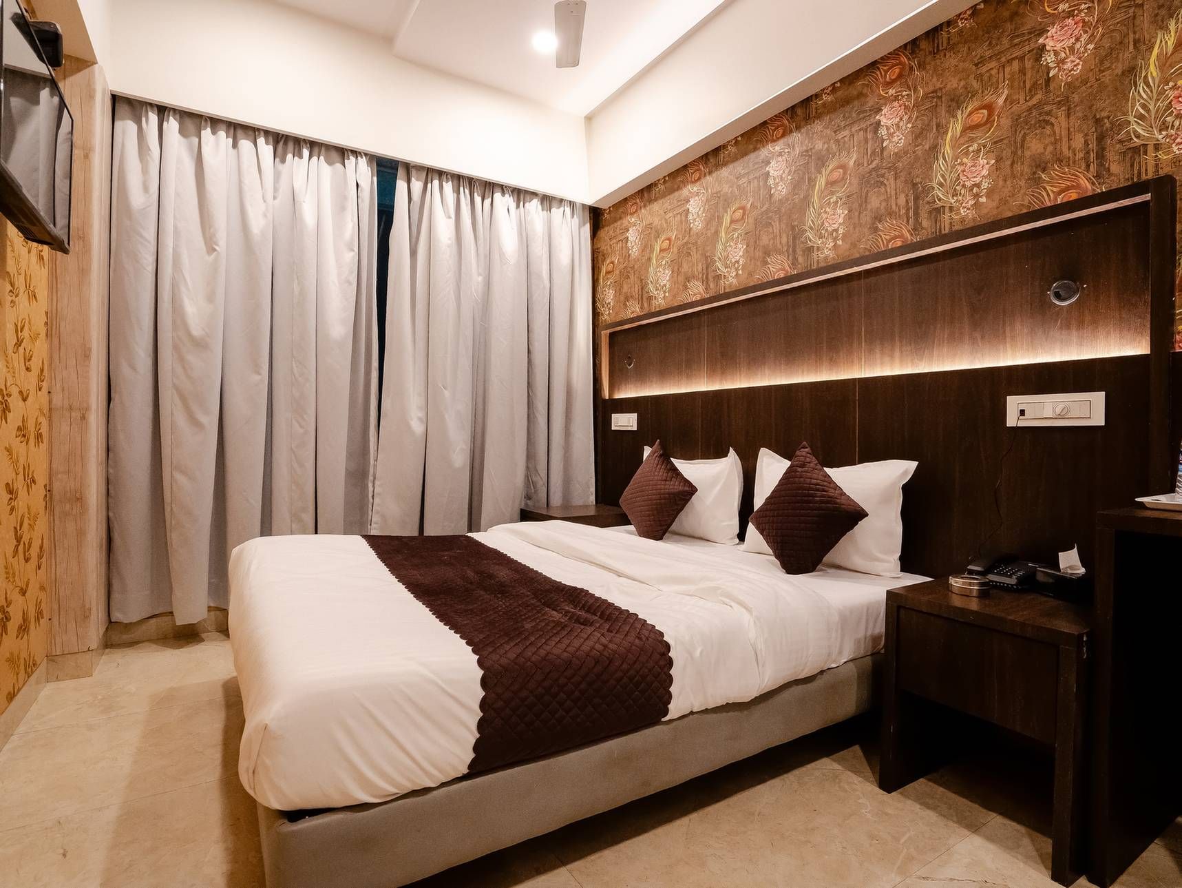 Hotel Grand Seasons Deluxe Double Room