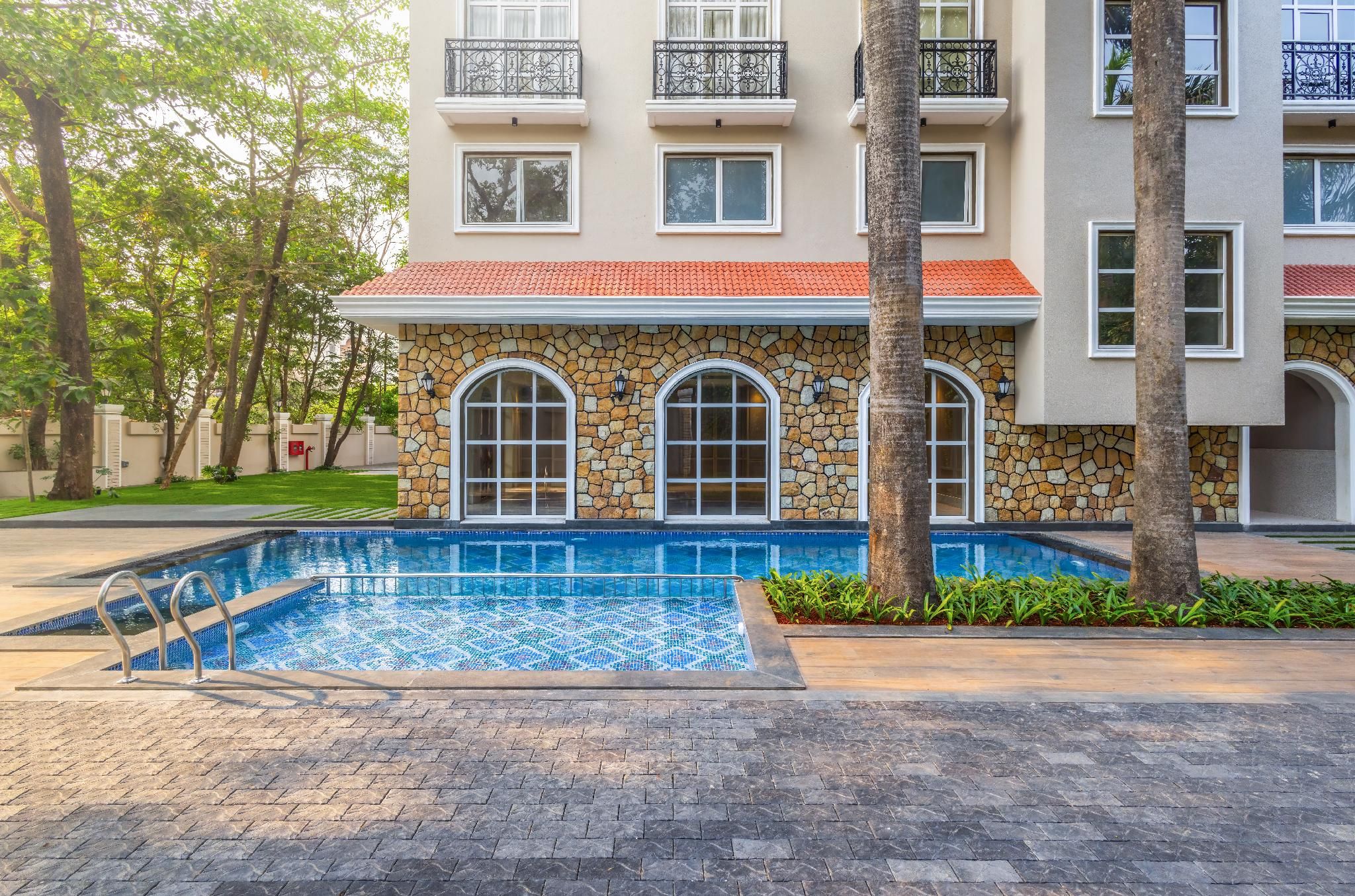 Swimming pool [outdoor]