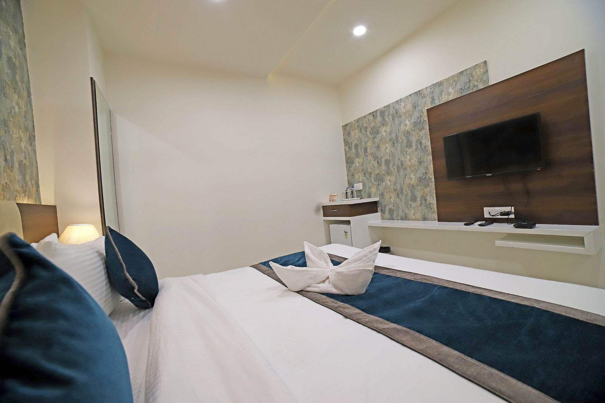 Hotel Priya Palace Deluxe Room 4