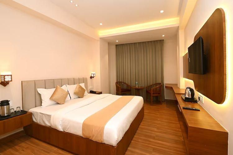 Hotel Blue Sapphire Suite Room 2