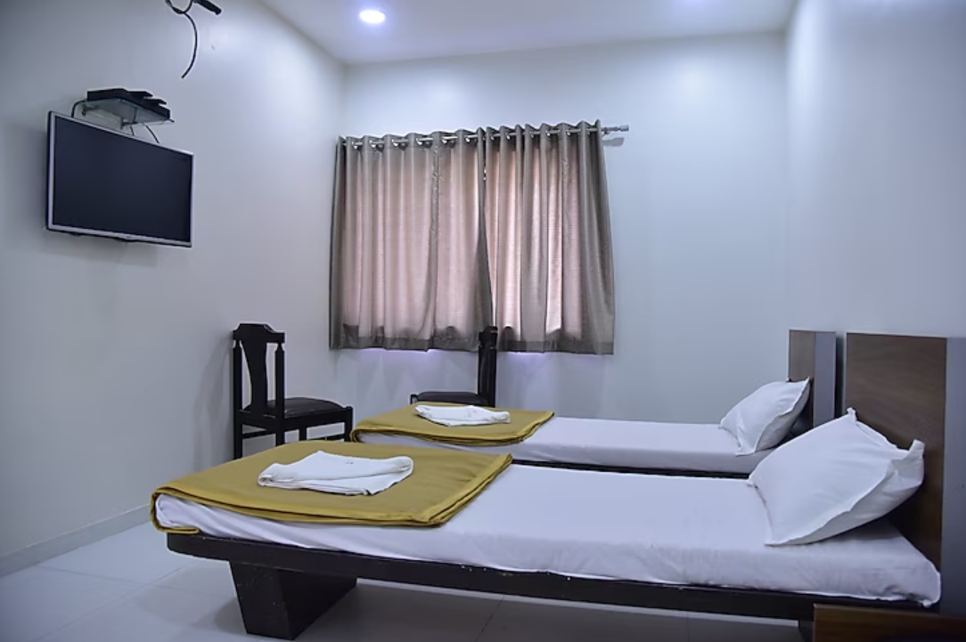 Hotel Avanti Deluxe Room AC (Double Bed) 2