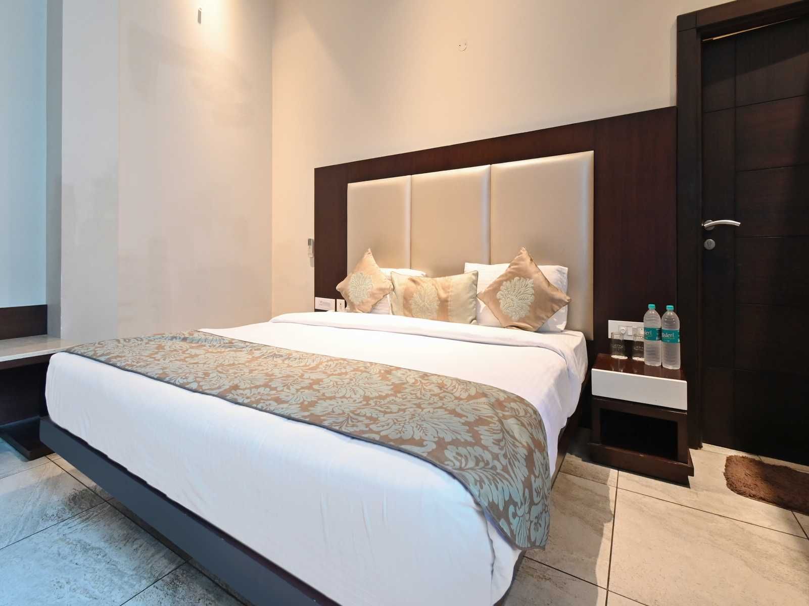 Hotel Samrat Heavens Deluxe room 7