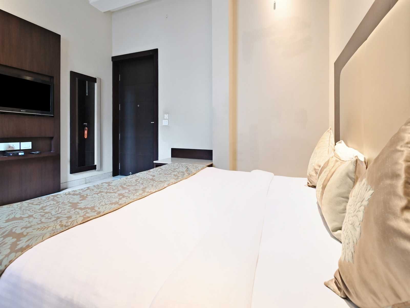 Hotel Samrat Heavens Deluxe room 8