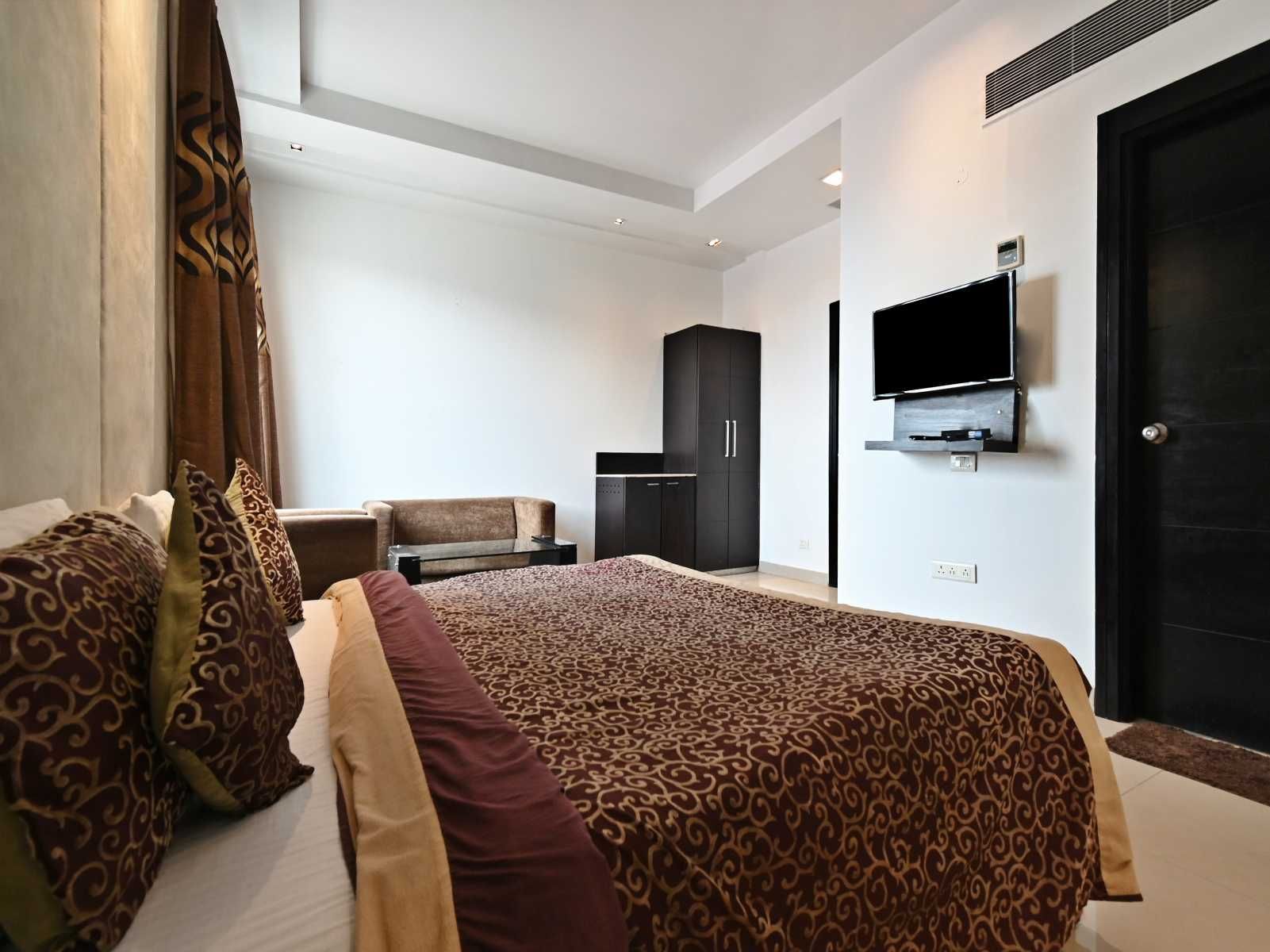 Hotel Samrat Heavens Deluxe room 9