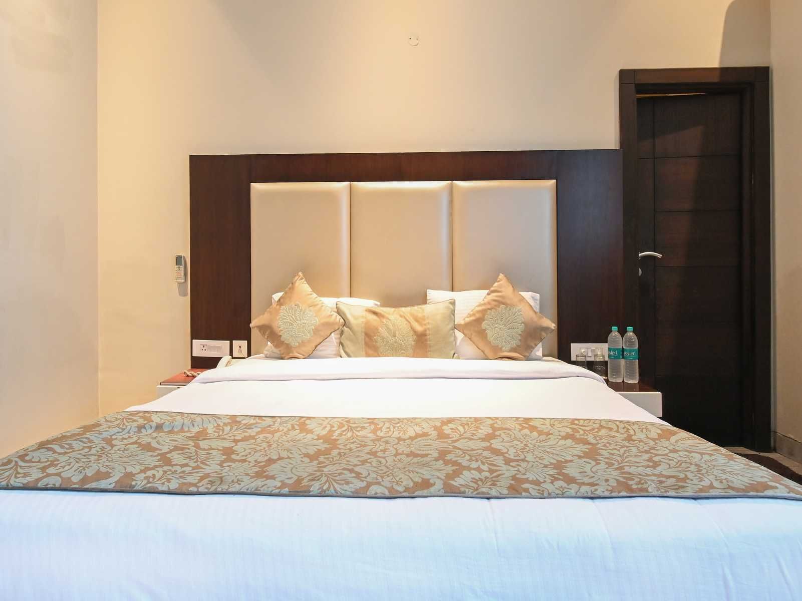 Hotel Samrat Heavens Deluxe room 4