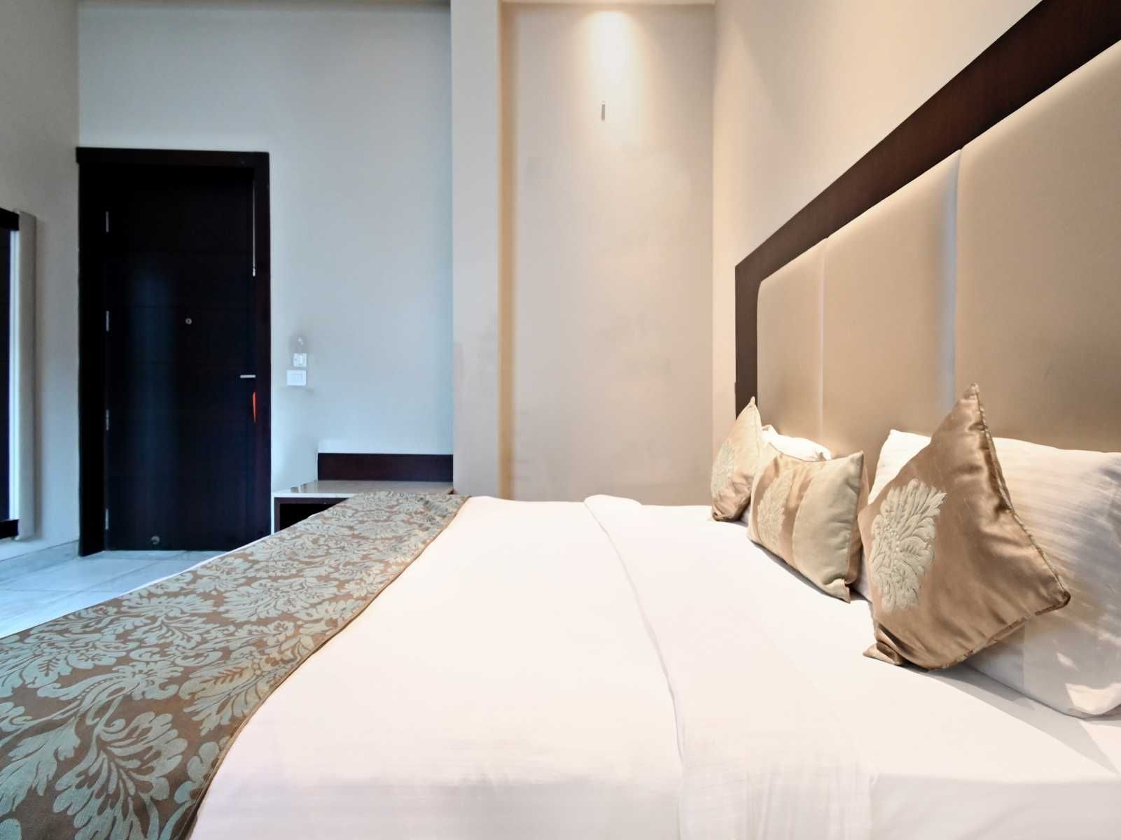 Hotel Samrat Heavens Deluxe room 5