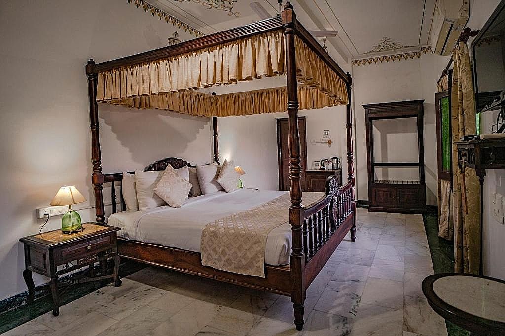 THE LAVITRA nearby Fatehsagar lake Heritage Room
