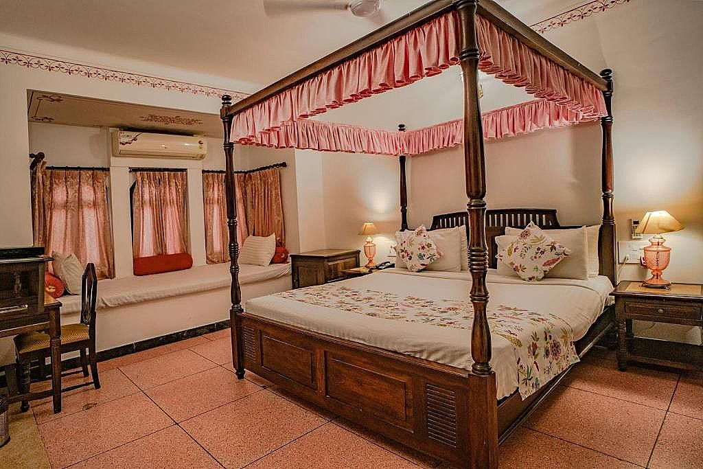 THE LAVITRA nearby Fatehsagar lake Heritage Room 3