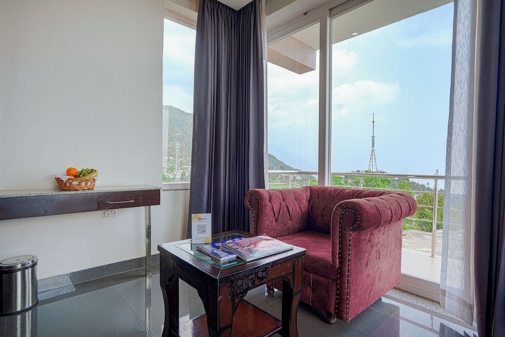 Aliza Inn And Suites By SRS Hotels Executive Room 8