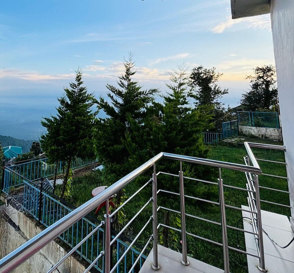 Aliza Inn And Suites By SRS Hotels Executive Room 9