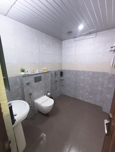 Aliza Family Room with Private Balcony