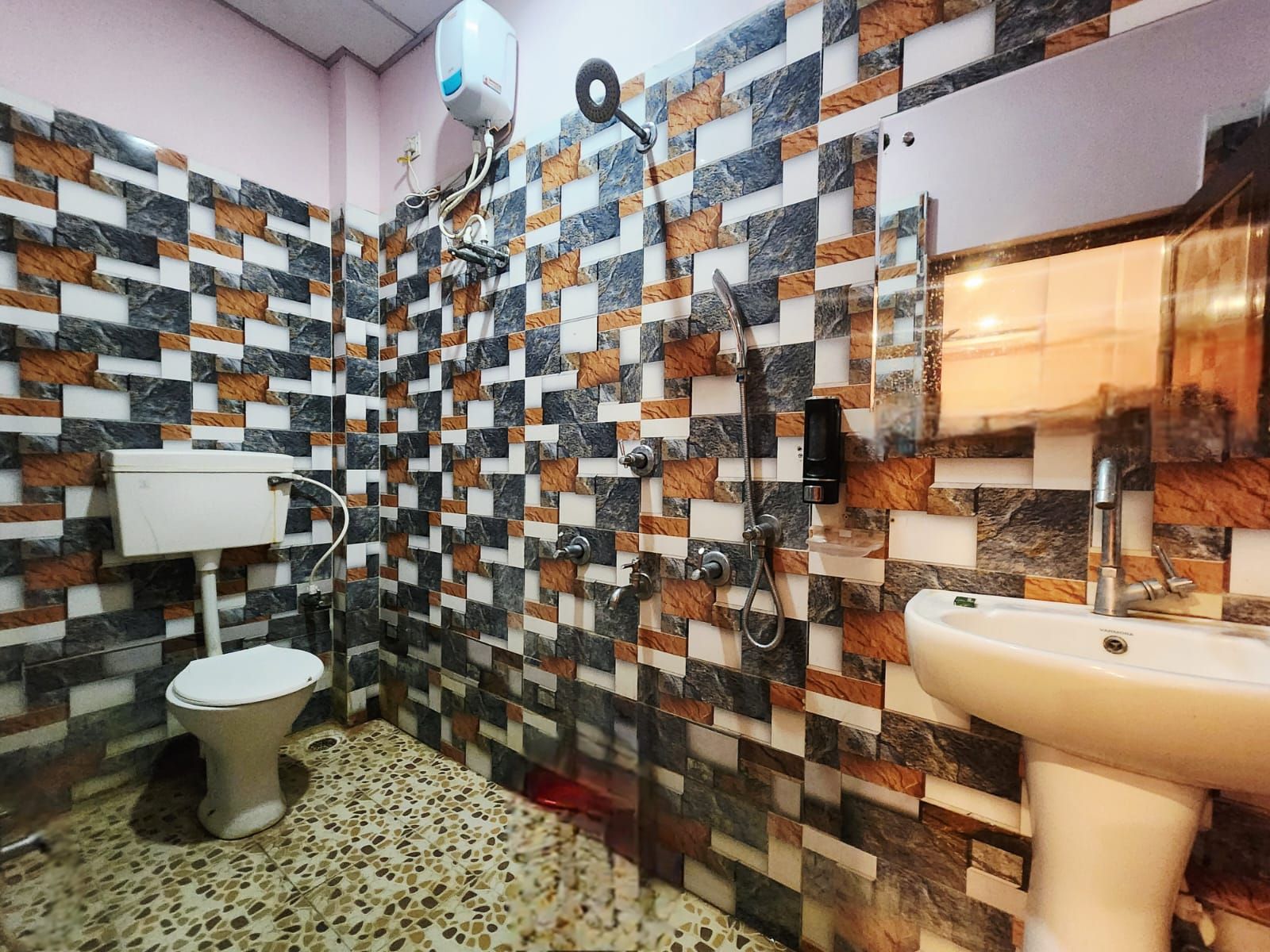 Side Sea View First Floor 4-Bed AC Room With Free Wi-Fi and Balcony