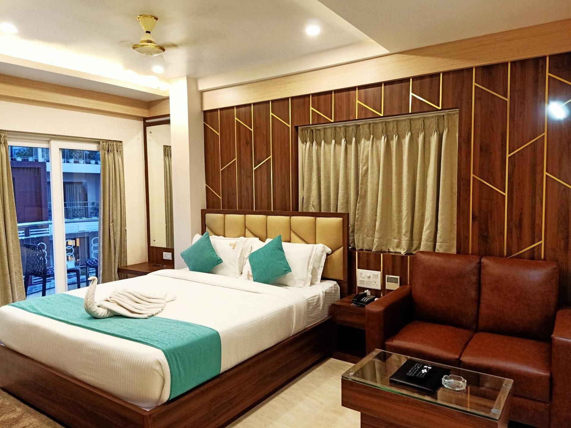 Hotel Morning Glow Deluxe Double Bed 3