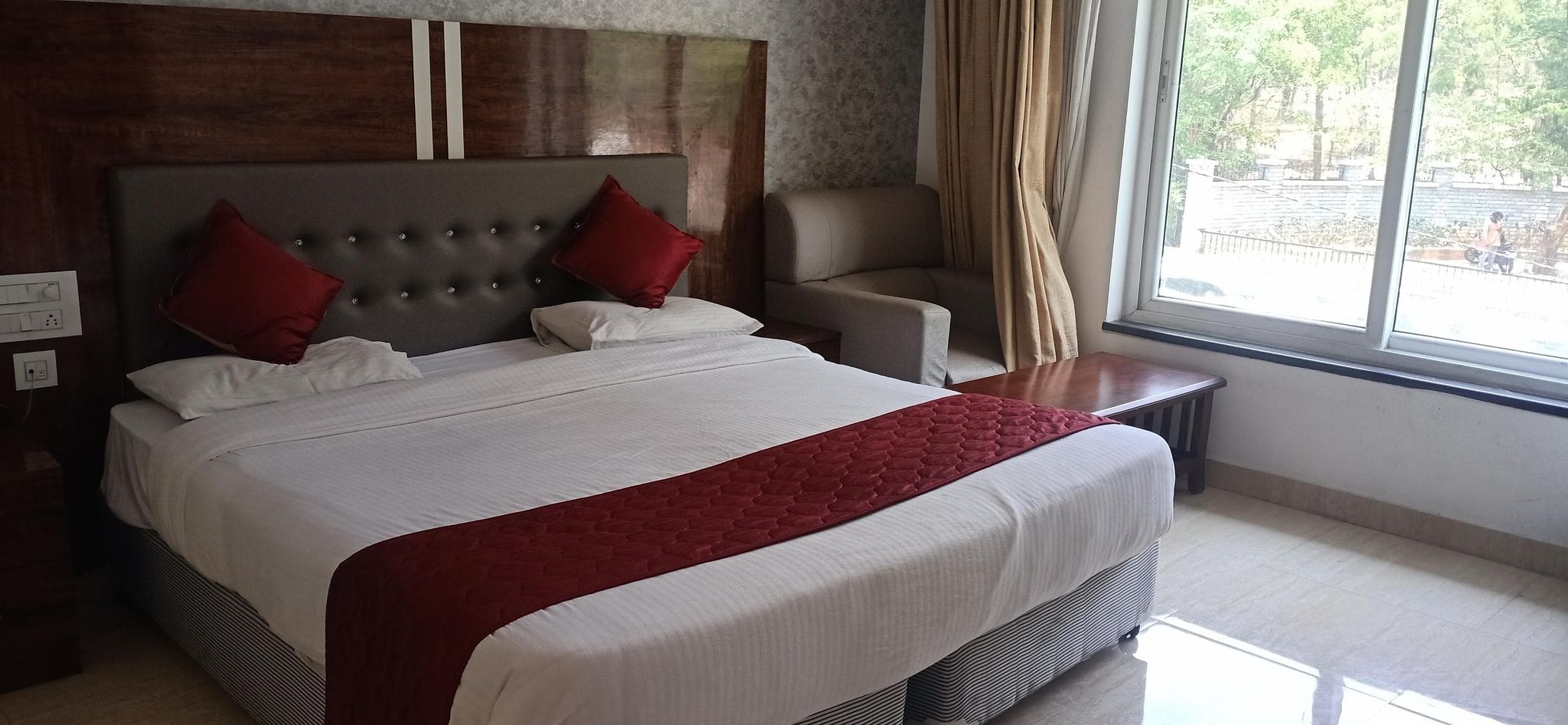 DELUXE FAMILY ROOM