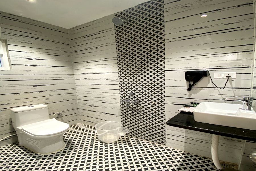 HOTEL GULMOHAR PLAZA BY AUROVILLE Luxury Executve City View Room With Balcony 3