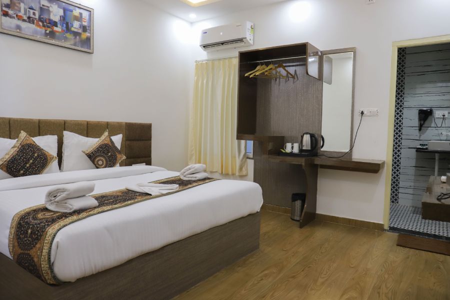 HOTEL GULMOHAR PLAZA BY AUROVILLE Luxury Executve City View Room With Balcony